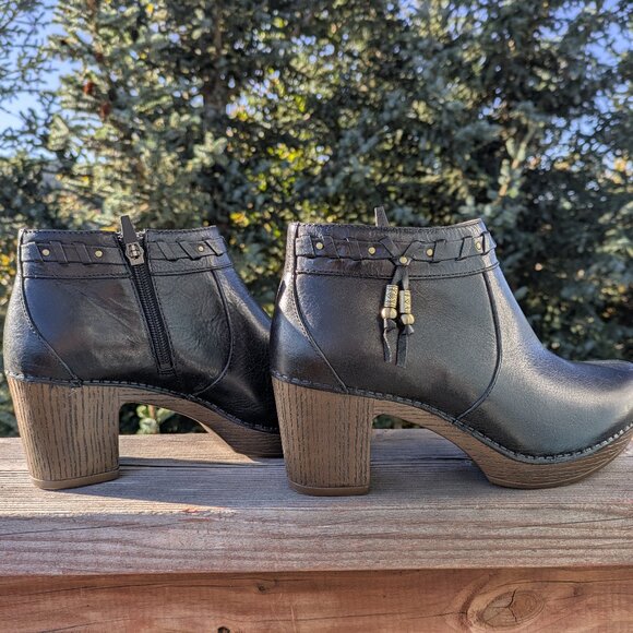 Like New Dansko Dabney Black Leather Ankle Boots size 38 / 7.5 - Picture 5 of 8